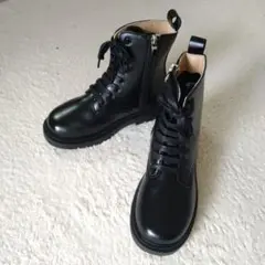 黒いジッパー付きブーツ
