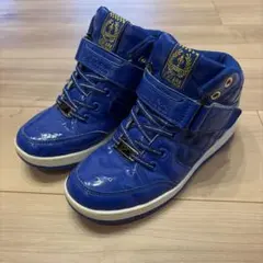 青いハイカットスニーカー