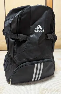 adidas ブラックリュック 3本ラインデザイン