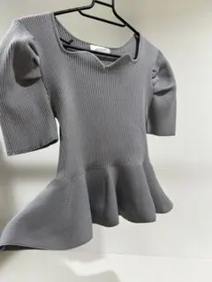 グレー フレアヘム パフスリーブ トップスのサムネイル