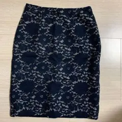 ナチュラルビューティーベーシックの膝丈のスカートです。