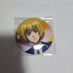 新品】 進撃の巨人 アルミン 缶バッジ カラオケの鉄人 白スーツ - メルカリ