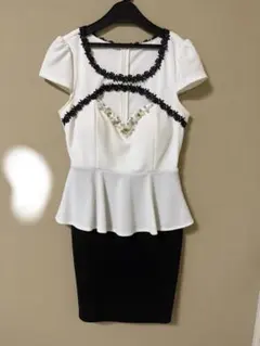 ビジュー付きペプラムドレス