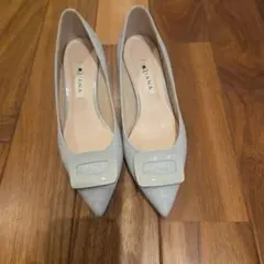 DIANA ライトグレー ポインテッドトゥパンプス
