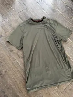 Nike Dri-FIT オリーブグリーン Tシャツ　ナイキ