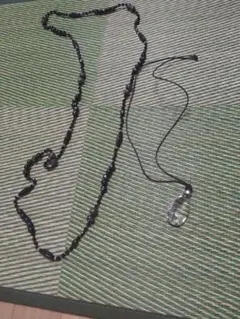 黒のビーズとクリスタルのロングネックレス