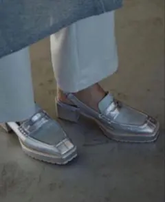 AMERI VINTAGE シルバー スリングバック ローファー パンプスのサムネイル