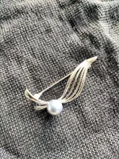 ✿シルバー流線型ブローチ 淡水パール付き✿