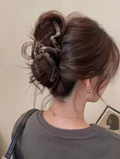 ブラウン 波状デザイン ヘアクリップ