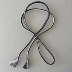 白と紺のシャープな帯締め