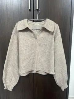 GU ベージュ 襟付き クロップドニット