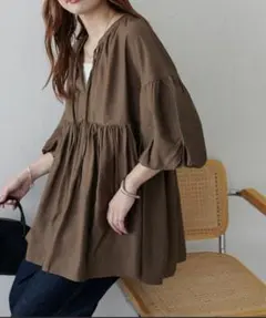 新品タグ付き　袖ボリュームペプラムギャザーブラウス