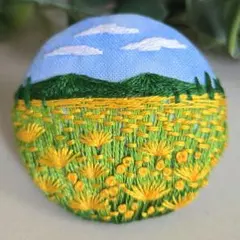 #102　風景　刺繍ブローチ　ハンドメイド　くるみボタン