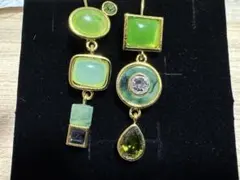 幾何学的デザインの緑色系ピアス