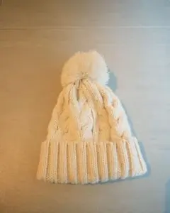 クリーム色 ケーブル編み ニット帽 ポンポン付き