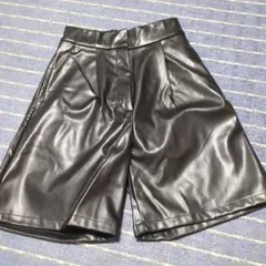 黒 合成皮革 ショートパンツ