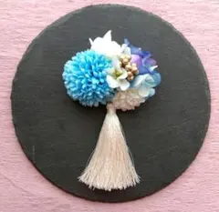 残りわずか！水色と白のピンポンマムと白のタッセルの髪飾り