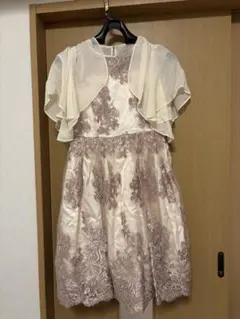 【結婚式お呼ばれ】アイボリーとピンク刺繍のドレス