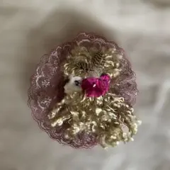 金髪カールの花飾りブローチ