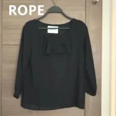 ROPE フリル付き黒五分袖トップス・ブラウス