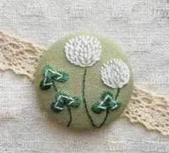 シロツメクサ★手刺繍★くるみボタンブローチ