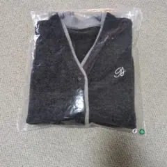 グレー ニットカーディガン Dのロゴ刺繍