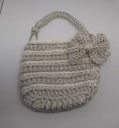 リボン付き編みバックチャームポーチ グレーとホワイト