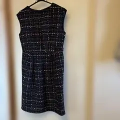 ノースリーブ ひざ丈ワンピース 黒系 カラフル糸