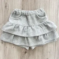 BeBe フリル付きショートパンツ グレー