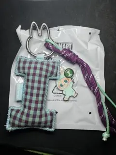 ︎【I】POPMART Pin For Love イニシャルチャーム