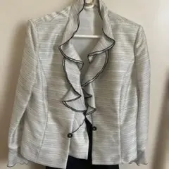 フリル付きホワイトジャケット