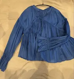 ローリーズファーム 鮮やかなブルーのブラウス