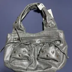 TINA:JOJUN ハンドバッグ ハートスタッズ付き グレー