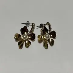 花の形状 パール付き ゴールドピアス(両耳用)