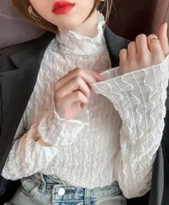 リブ編みホワイトタートルネック長袖