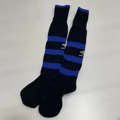 umbro キッズサッカーソックス 黒と青のストライプ