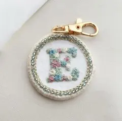 イニシャルE もこも チャーム 刺繍 ハンドメイド