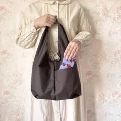 ころりんとしたワンショルダーバッグ　撥水加工　雨の日も安心　外ポケットが便利