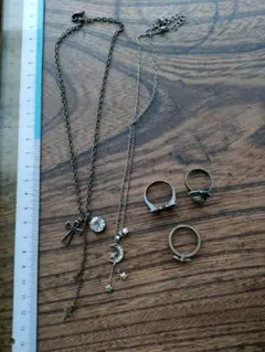 クロスと月星のネックレス＋蝶、花、緑色ストーンの指輪5点セット