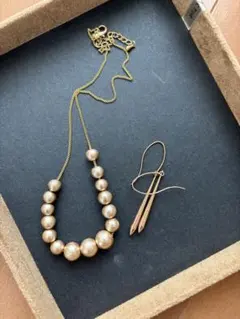 コットンパールのゴールド系ネックレスとピアス