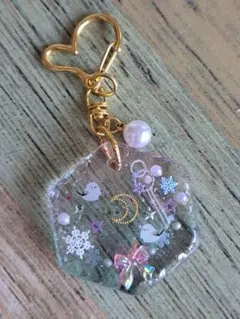 【訳あり】 ミニシマエナガと雪の結晶　ハンドメイド　レジンキーホルダー
