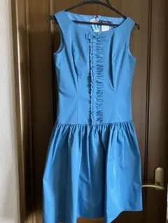 ルネ青いノースリーブワンピース フリル付き