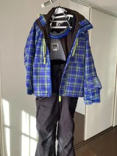子ども用スキーウェアセットとゴーグル