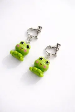 目が合うとキュン♪ ひょっこりカエルさん イヤリング / ピアス【金具変更無料】