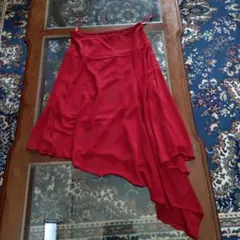 赤いアシンメトリックスカート