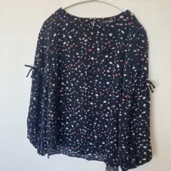 ユニバーバルミューズ　小花柄　花柄　ネイビー　長袖ブラウス　ロペピクニック