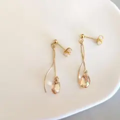 クリスタルガラスのスウィングピアス