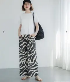 新品タグ付き coca ゼブラ柄 ワイドパンツ　イージーパンツのサムネイル