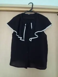 フリル付き黒半袖シャツ