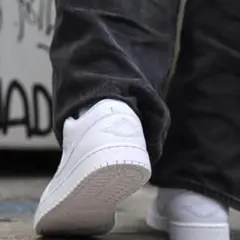 NIKE ナイキ スニーカー 靴 エアジョーダン 1 ロー553558-136